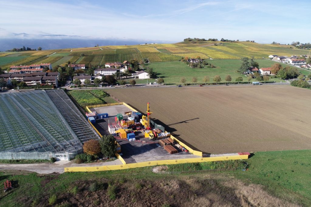 Champs avec un chantier